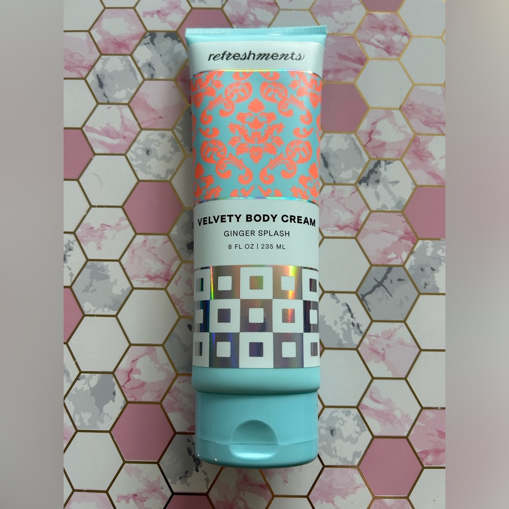 REFRESHMENTS Velvety Body Cream